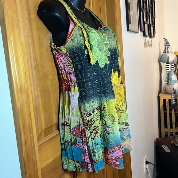 Sunflowers & pretty stitching make this Sz small, flowy tank blouse so feminine. - Picture 8 of 11